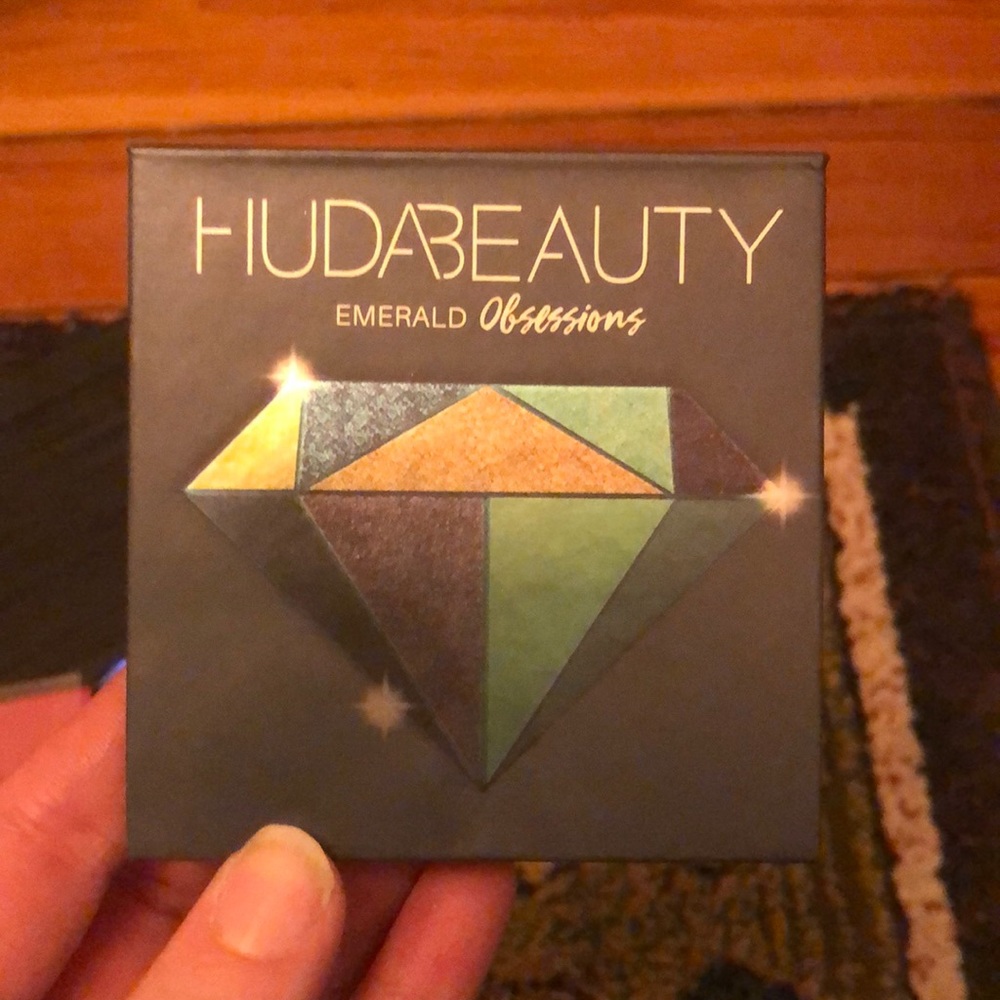Huda emerald obsessions eyeshadow palette